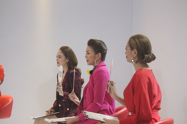 Thánh xéo xắt Nam Trung khiến thí sinh căng thẳng trong buổi casting The Face Thánh xéo xắt Nam Trung khiến thí sinh căng thẳng trong buổi casting The Face